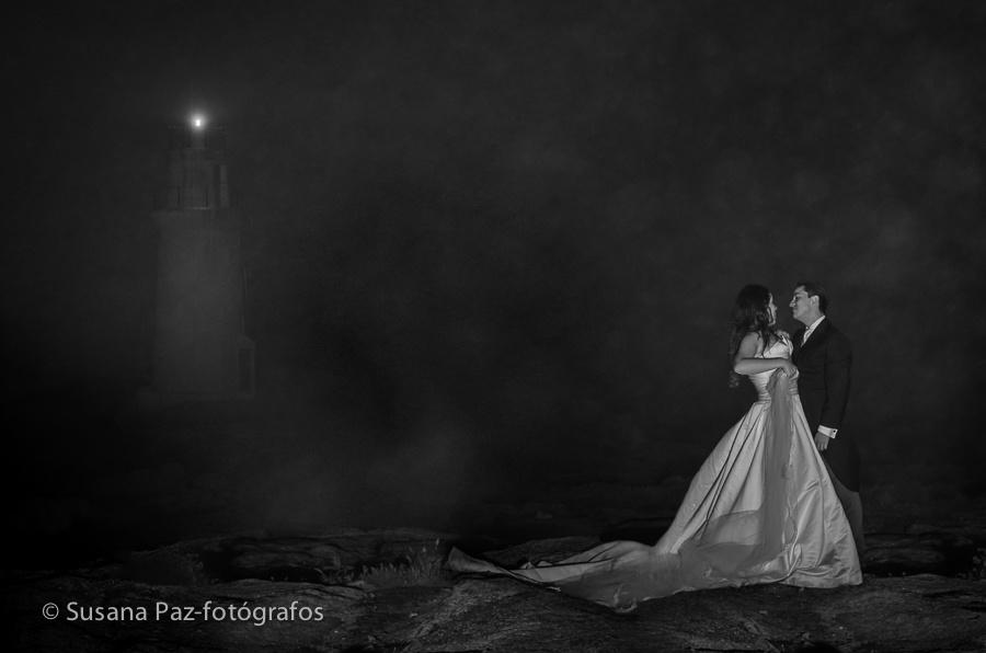 Postboda en Muxía, frente al faro con temporal y niebla