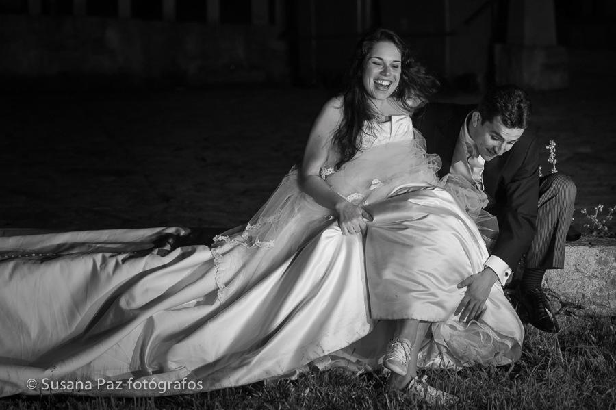 Postboda en Muxía, frente al faro con temporal y niebla