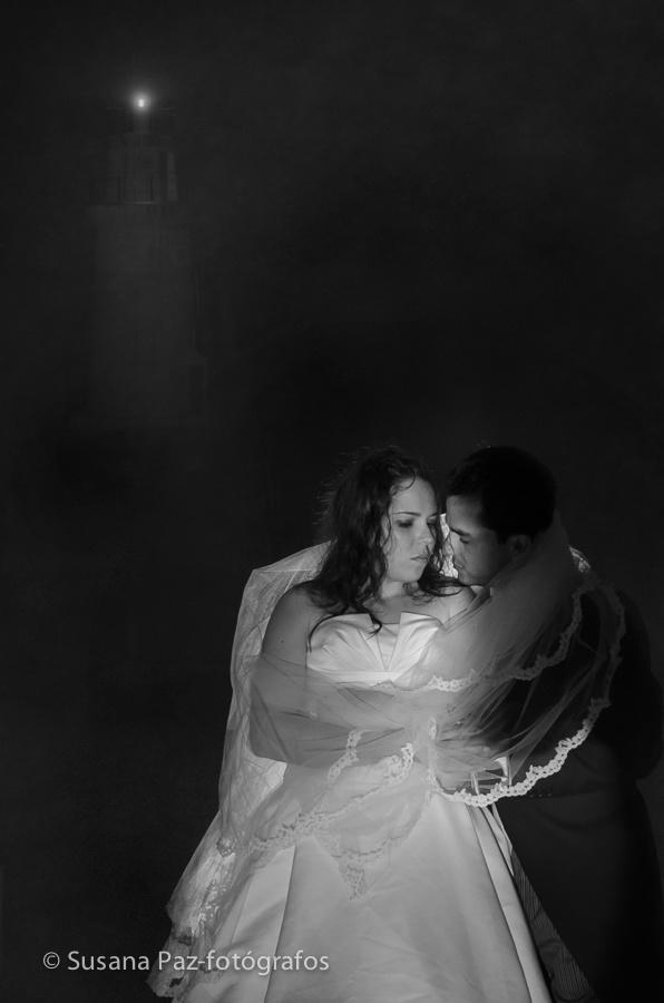 Postboda en Muxía, frente al faro con temporal y niebla