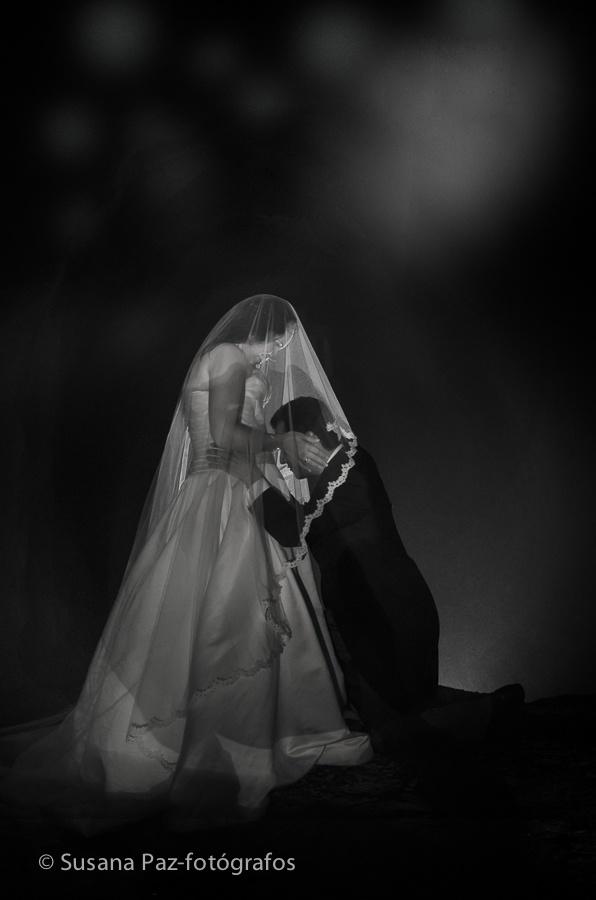 Postboda en Muxía, frente al faro con temporal y niebla