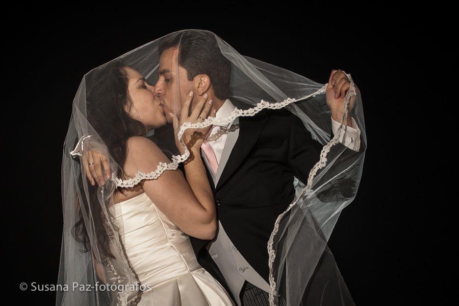 Postboda en Muxía, frente al faro con temporal y niebla