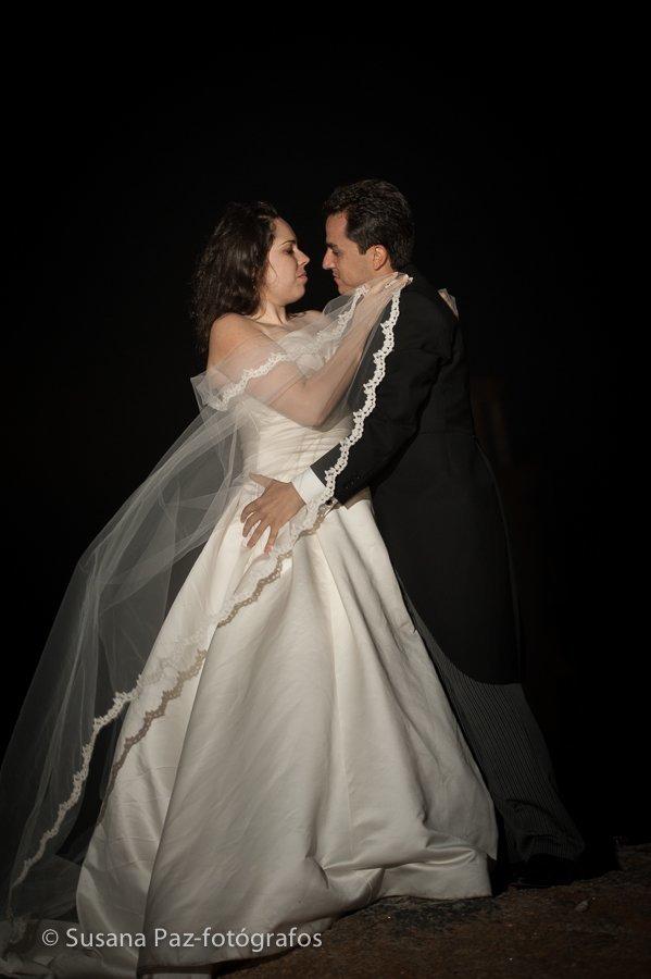 Postboda en Muxía, frente al faro con temporal y niebla