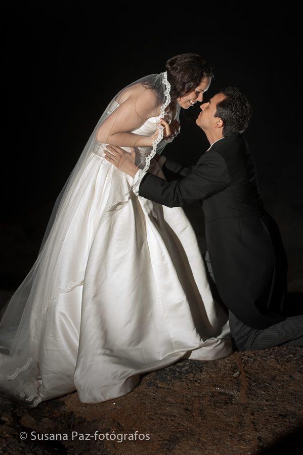 Postboda en Muxía, frente al faro con temporal y niebla
