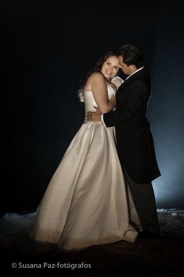 Postboda en Muxía, frente al faro con temporal y niebla