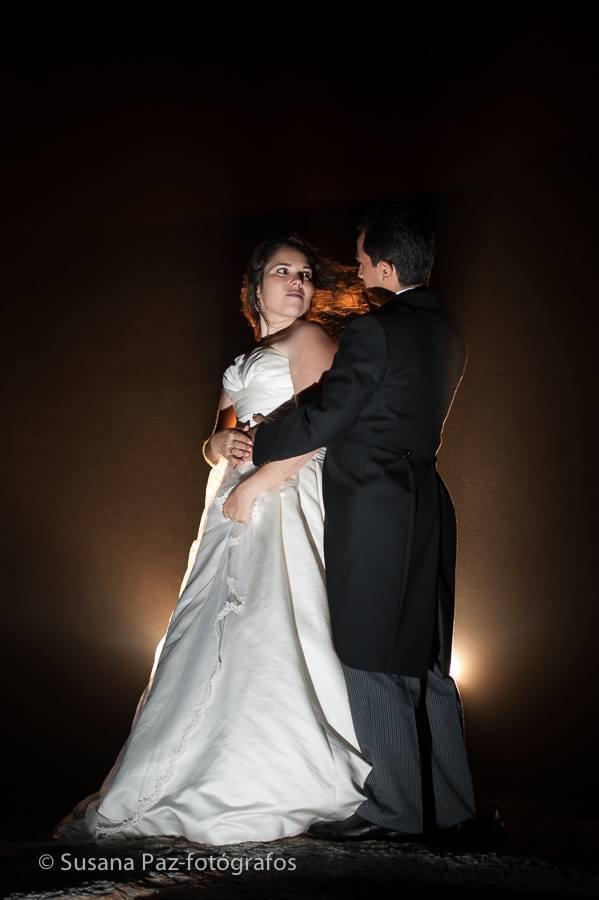 Postboda en Muxía, frente al faro con temporal y niebla