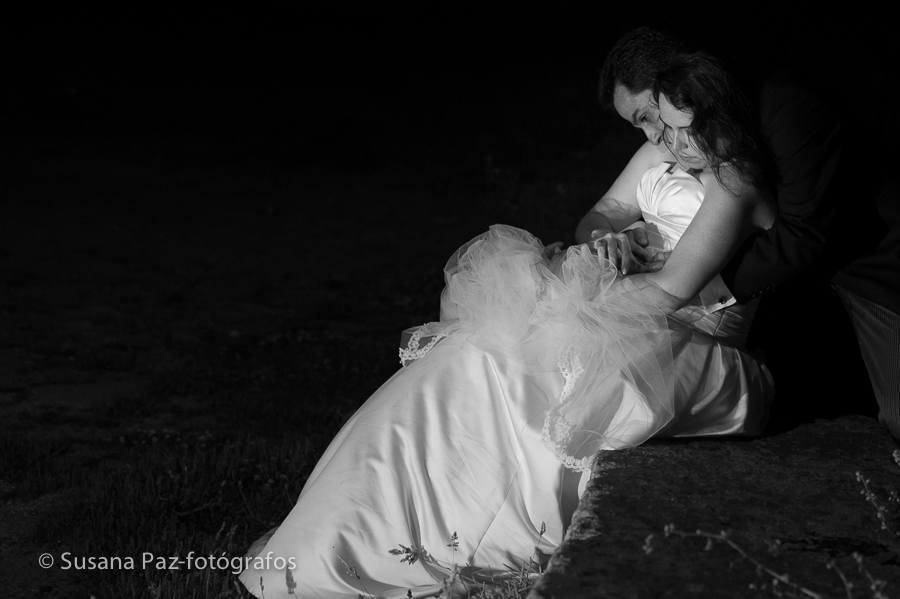 Postboda en Muxía, frente al faro con temporal y niebla