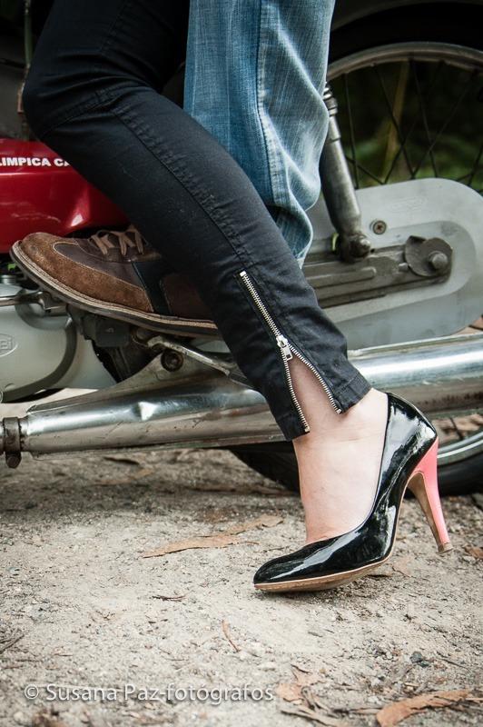 Preboda en Santiago de Compostela. Pareja de novios en moto. Susana Paz-fotógrafos