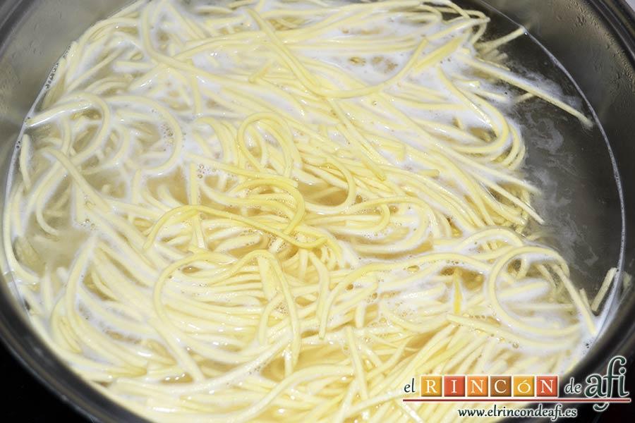 Pasta rápida con ajo y ají, poner a hacer los noodles con agua y sal