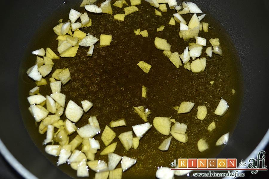 Pasta rápida con ajo y ají, calentar aceite de oliva y añadir los ajos picados