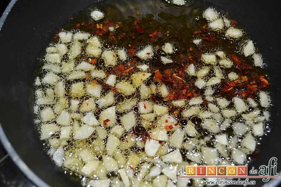 Pasta rápida con ajo y ají, añadir el ají cuando los ajos tomen color