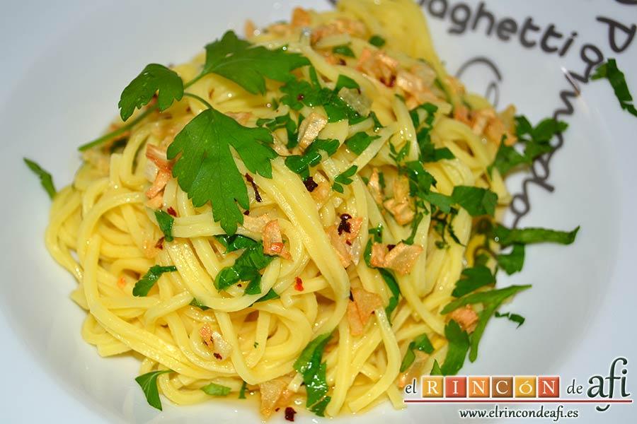 Pasta rápida con ajo y ají, sugerencia de presentación