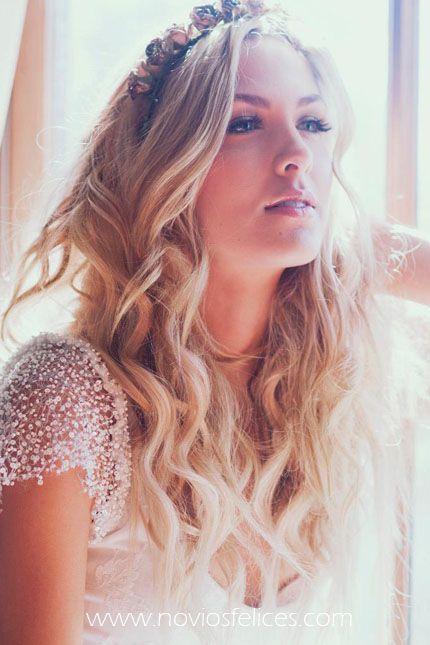 Novia con corona vintage de flores doradas y pelo suelto