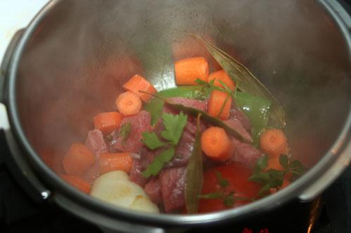 incorporar-la-zanahoria,-perejil-y-laurel