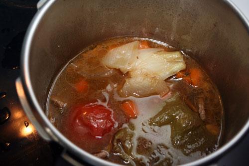 abrir-la-olla-y-desechar-el-tomate,-la-cebolla-el-pimiento-y-los-ajos