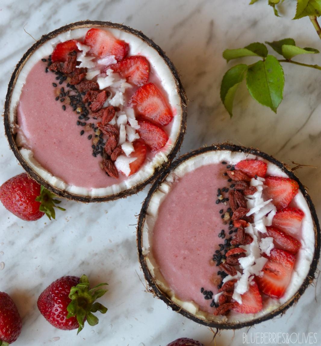 Smoothie bowl de fresas y coco - Strawberry and coconut smoothie bowl