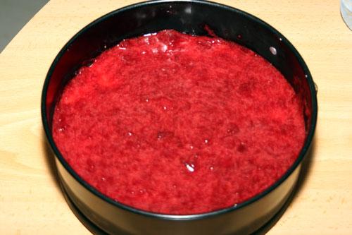 poner-la-mermelada-de-fresas-sobre-el-relleno-de-queso