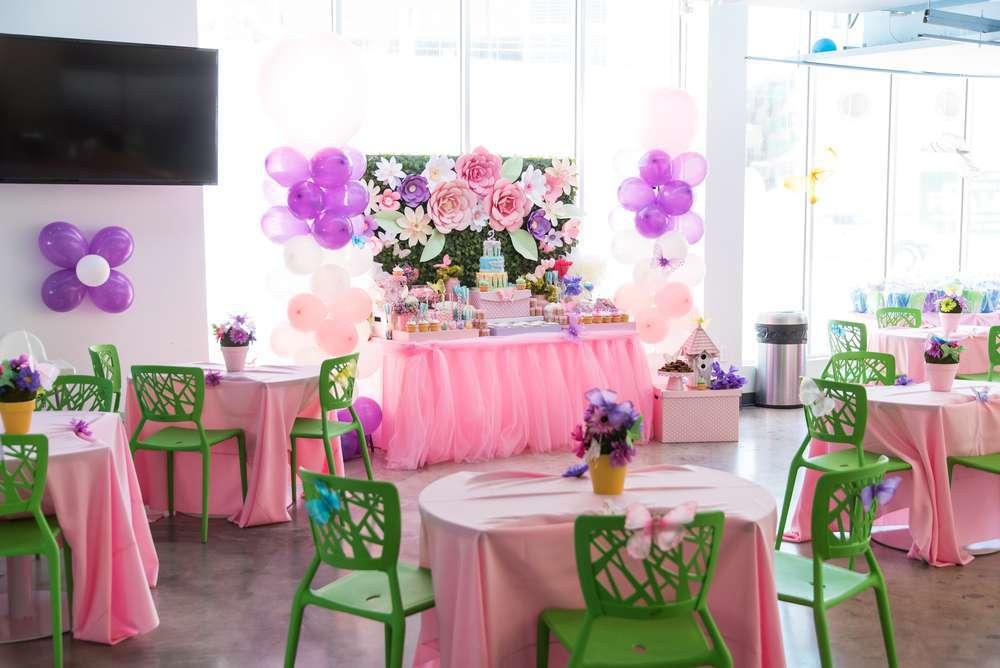 fiesta temática con mariposas y flores gigantes