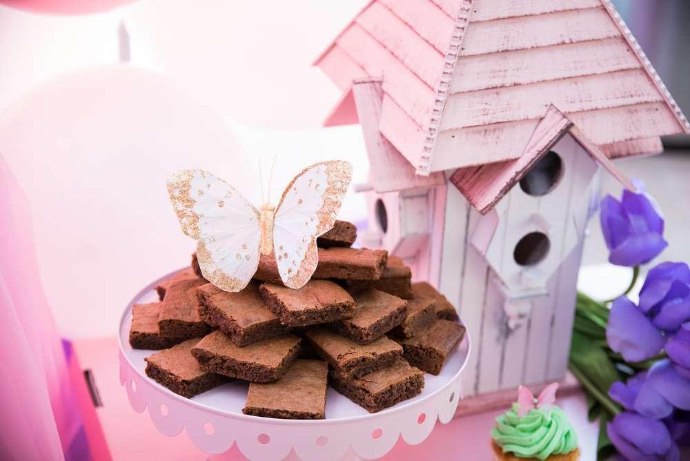 fiesta temática con mariposas y flores gigantes