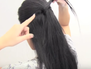 cubre la goma con un mechón de cabello