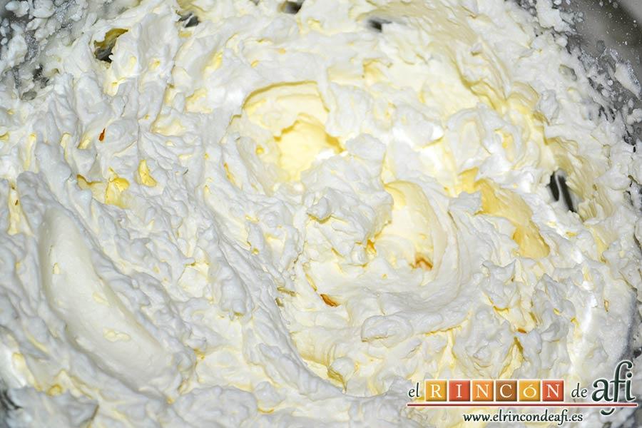 Eton mess, montar la nata (crema de leche) con azúcar glass