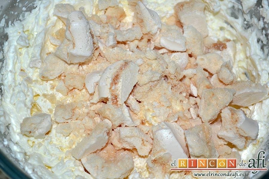 Eton mess, trocearlos con las manos sobre la nata (crema de leche)