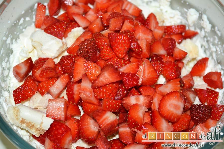 Eton mess, lavar las fresas, trocear, reservar unas pocas y añadir el resto a la nata (crema de leche) con merengue