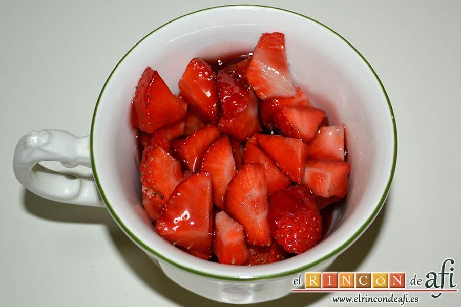 Eton mess, dejarlas macerar con sirope de fresas