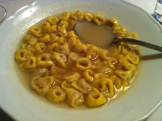 tortellini con carne y brodo