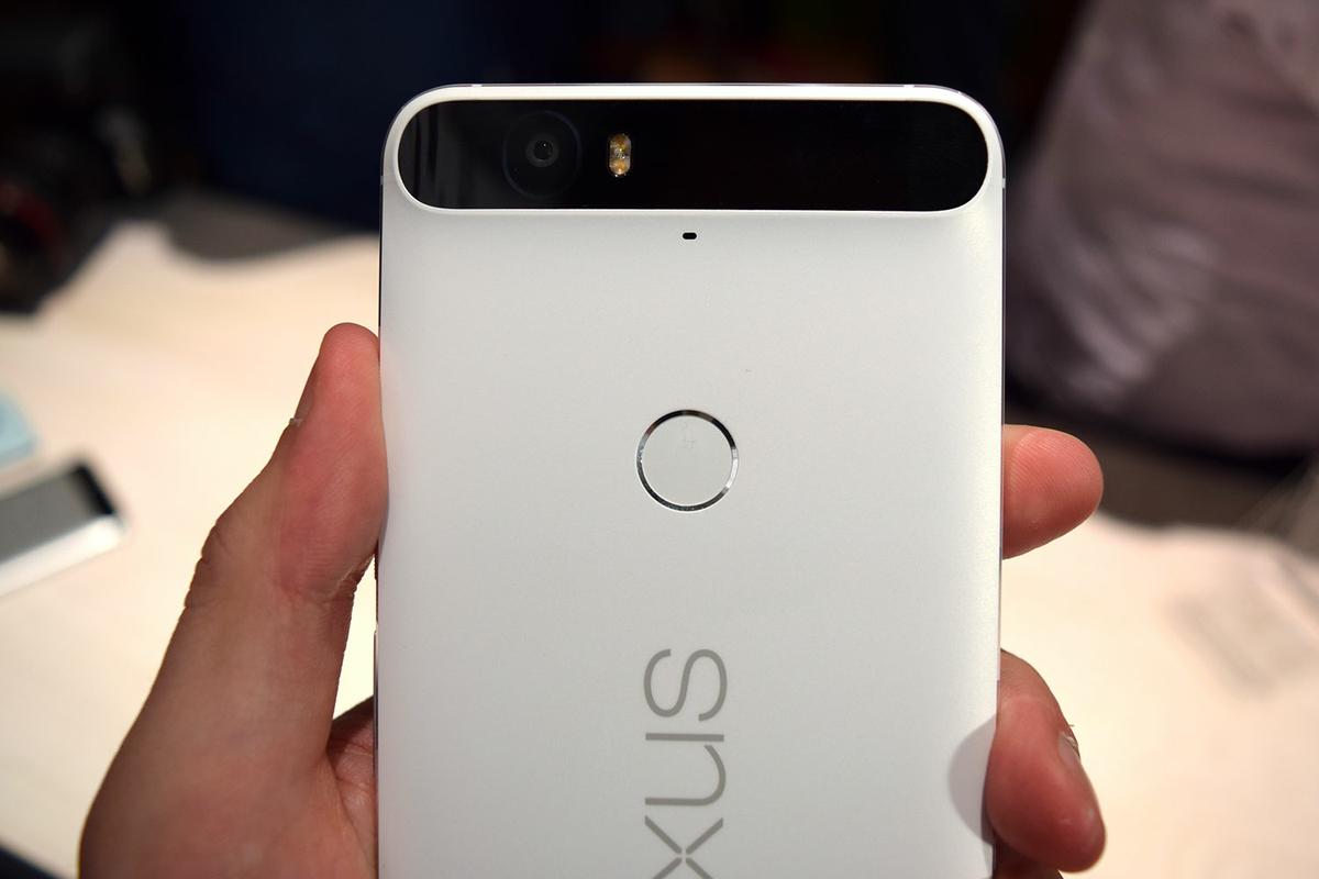 Smartphone Nexus 6P en la mano