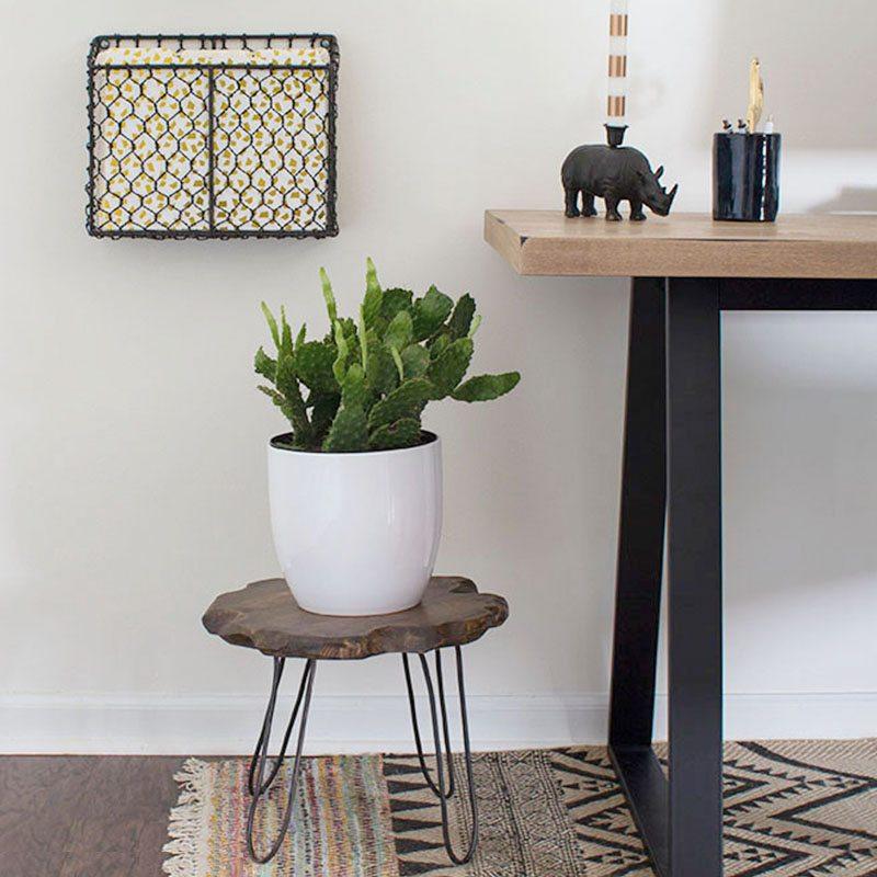 mesa auxiliar de madera y metal foto final ambiente