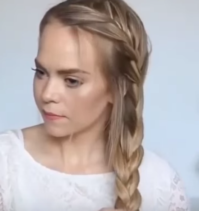 trenza a un lado desde la frente