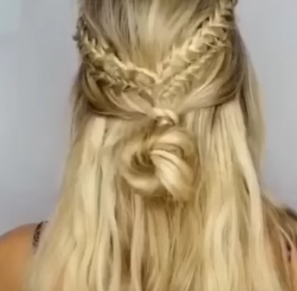 medio recogido con dos trenzas de tres y un moño