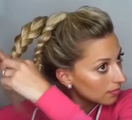 recogido súper alto con dos trenzas y moño
