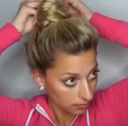 recogido súper alto con dos trenzas