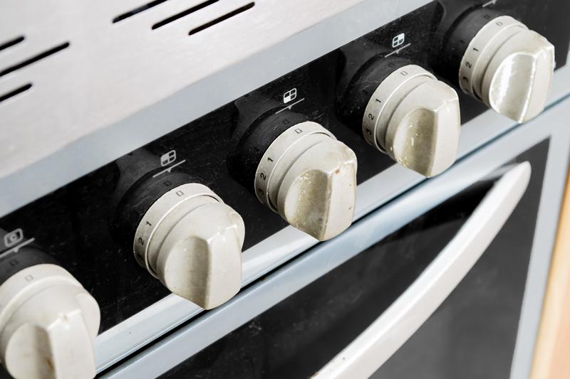 Renovar los mandos del horno con pintura en spray 1