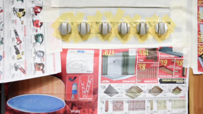 Renovar los mandos del horno con pintura en spray 5