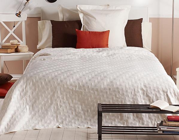 colcha de pique para cubrir una cama en verano