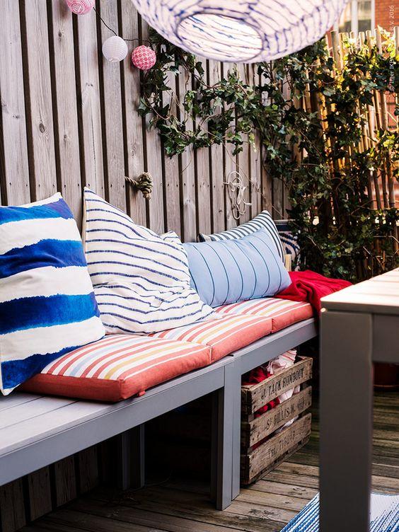 claves_low_cost_para_disfrutar_de_nuestros_exteriores_este_verano_espacio_banco_con_cojines