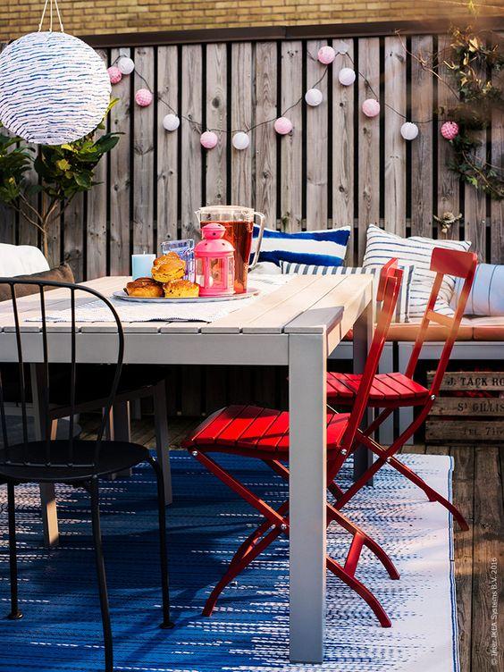 claves_low_cost_para_disfrutar_de_nuestros_exteriores_este_verano_mesa_guirnaldas_con_luces