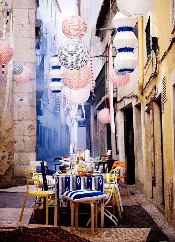 claves_low_cost_para_disfrutar_de_nuestros_exteriores_este_verano_mesa_sillas_colores_lámparas_de_papel