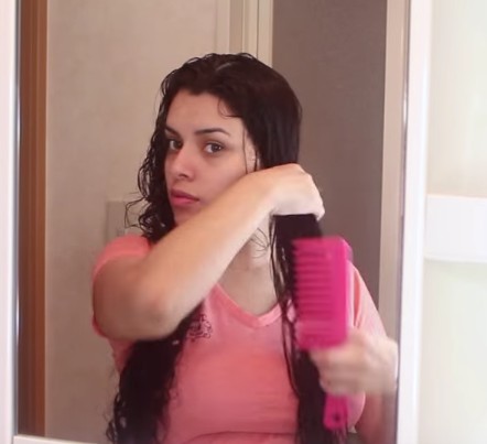 desenreda el cabello con cuidado