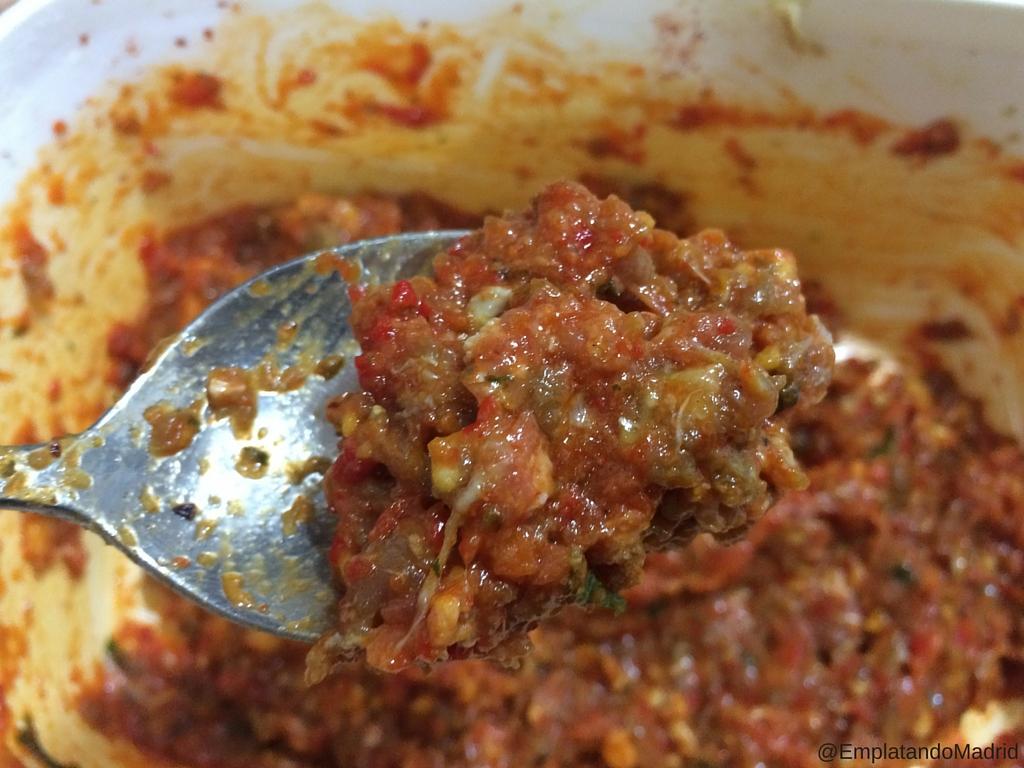 La carne de cordero con las salsa de tomate y pimientos