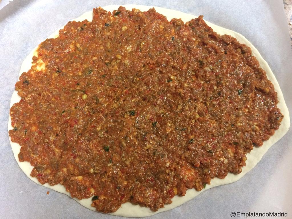 Pon la mezcla de carne sobre la masa extendiéndola bien