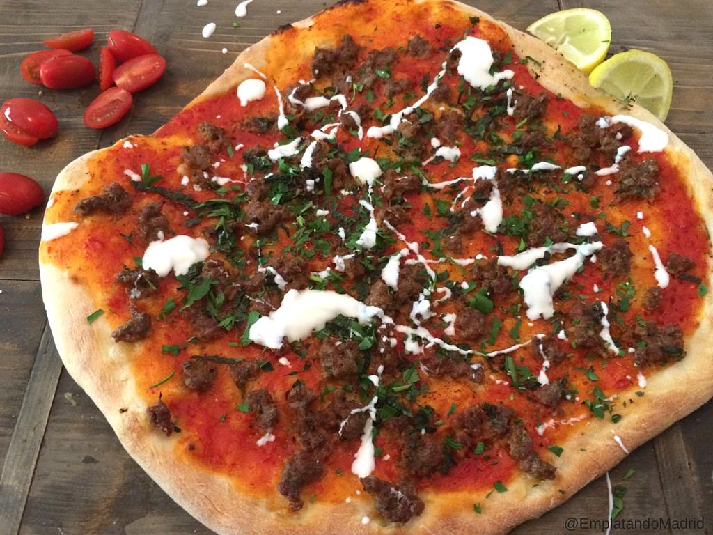 Sirve con limón, perejil, menta y salsa de yoghurt 