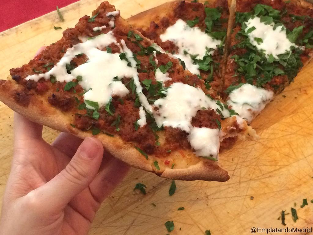La puedes comer doblándola con la mano o enrollándola como un shawarma