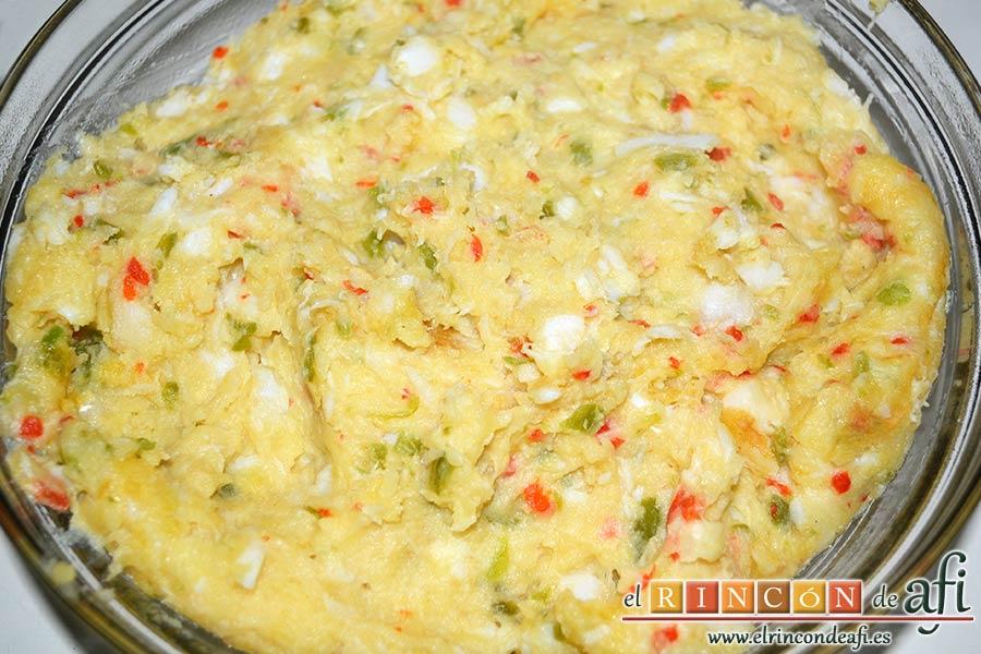 Petardos de bacalao, mezclar hasta que todo quede como una pasta