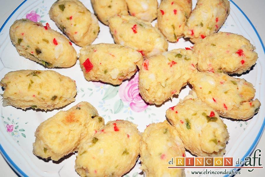 Petardos de bacalao, formar croquetas con la masa