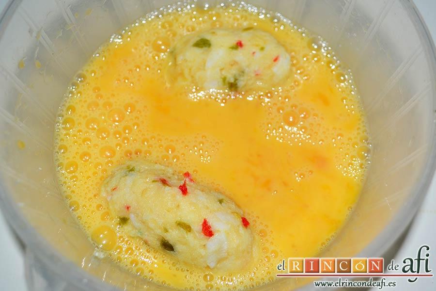 Petardos de bacalao, pasarlas por huevo batido