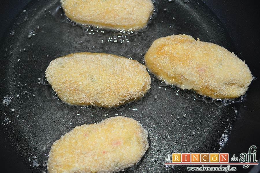 Petardos de bacalao, freír en aceite caliente hasta dorar por ambos lados