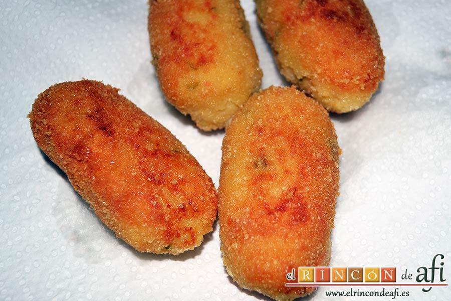 Petardos de bacalao, poner sobre papel absorbente